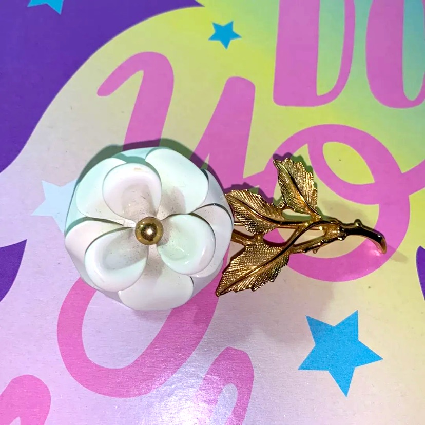 Avon Vintage Flower Pin Brooch 15$